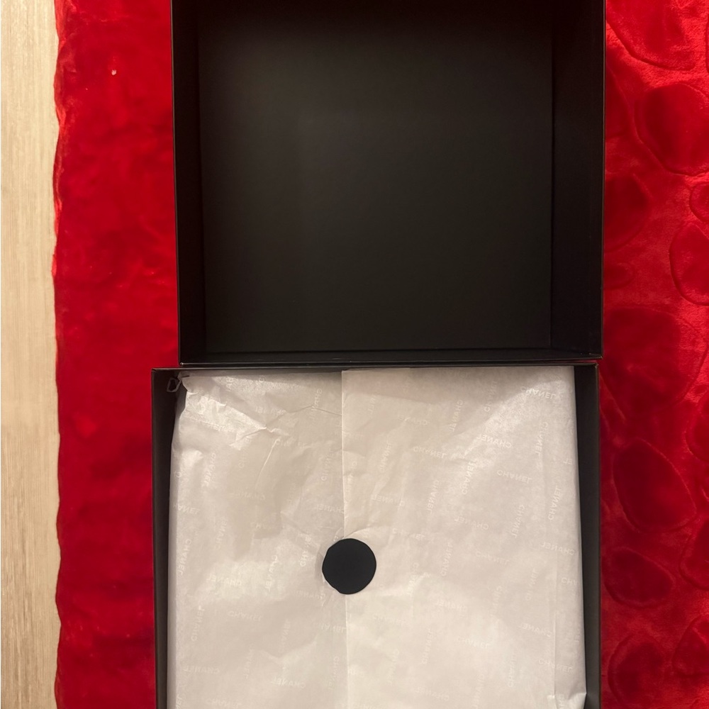 Chanel Gift Box - Picture 4 of 7